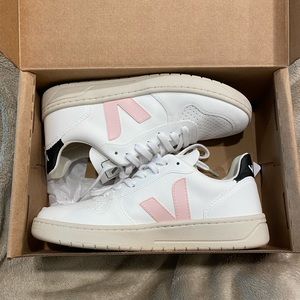 Veja V-10 Size US7